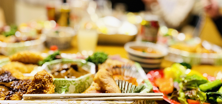 惣菜が並ぶ家庭の食卓