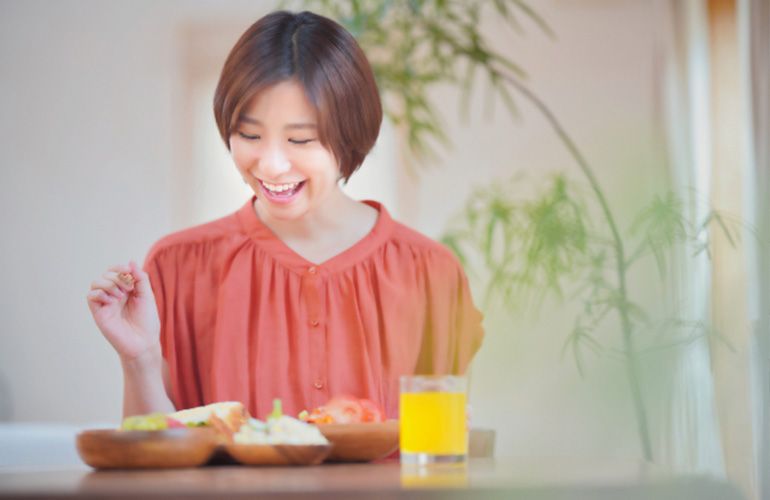 食事している女性