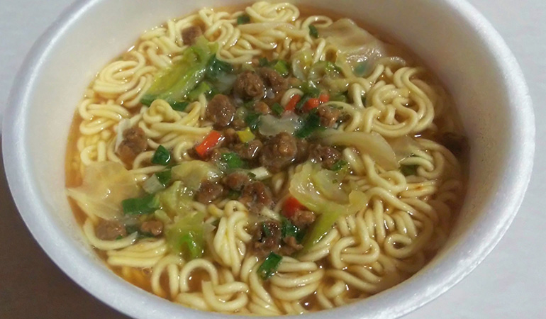 肉と野菜がのったインスタントラーメン