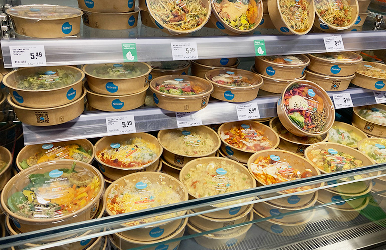 REWE To Goの商品棚を写した画像