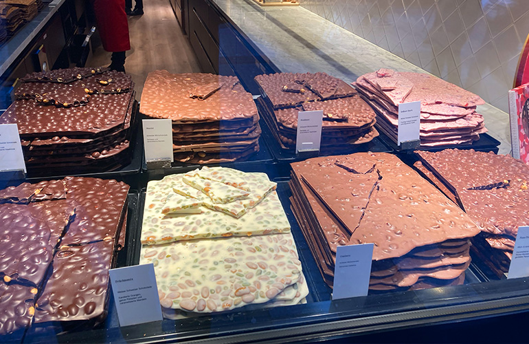 いろいろな種類のチョコレートが写った画像