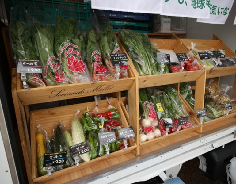 食料品を販売する移動販売車