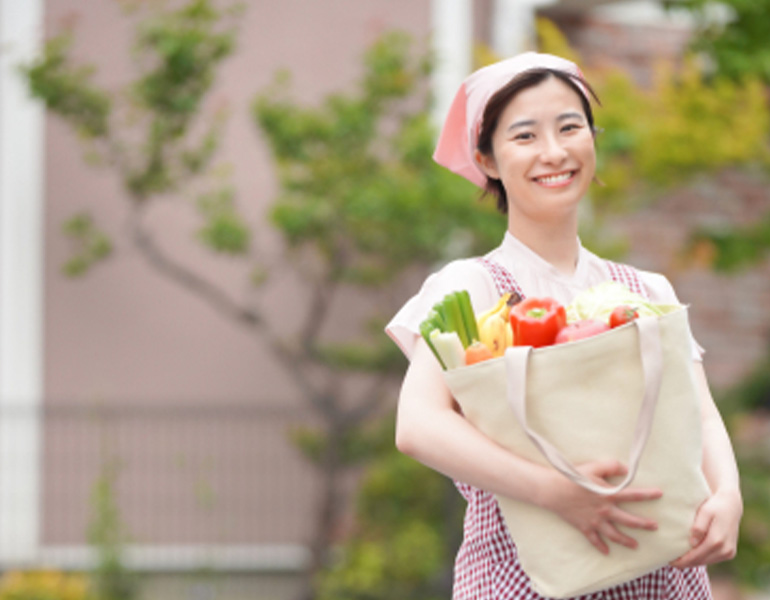 利用者に代行して買い物をする女性