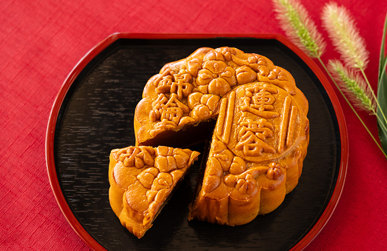 月餅をカットした画像