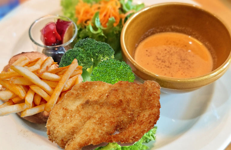 チキンと野菜を一緒に楽しめるプレートメニュー