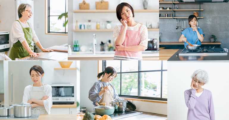 キッチンで悩む女性の画像