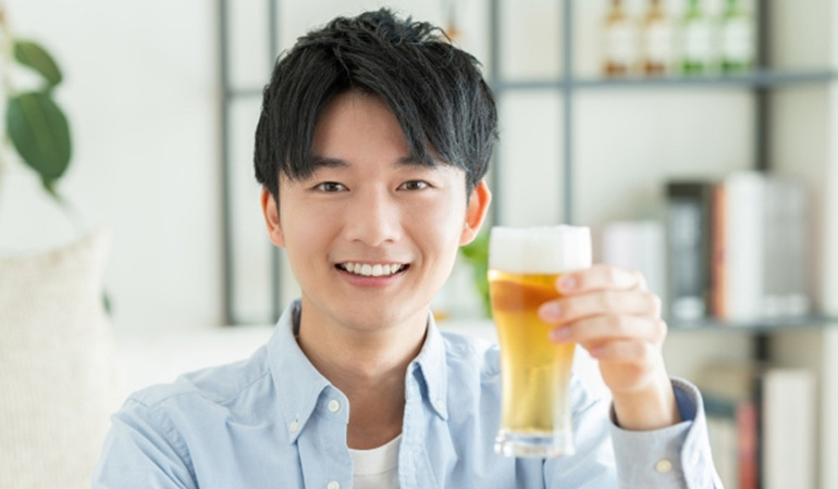 若い男性とビール