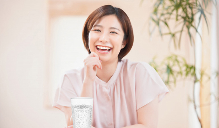 若い女性と炭酸飲料