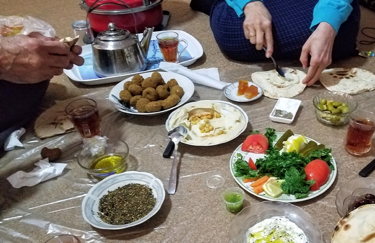 ヨルダンの家庭の食事風景