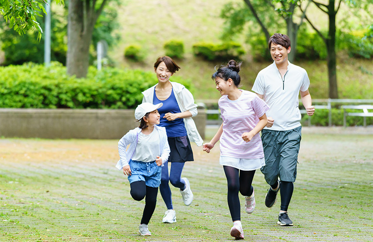 親子で運動をしている様子