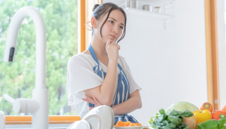 レシピに悩む女性